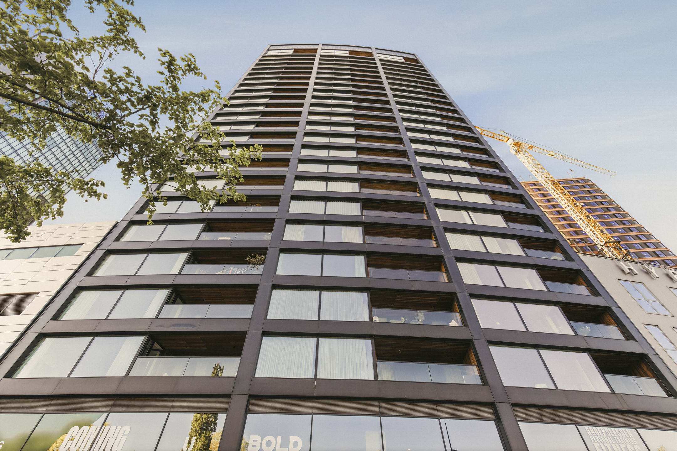 Building facade with integrated solar panels